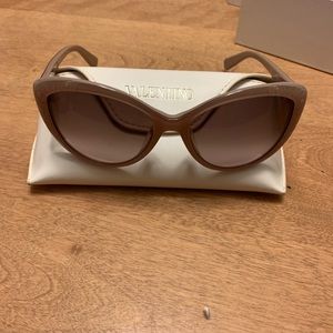 Valentino sunglasses with etched 🌹 roses